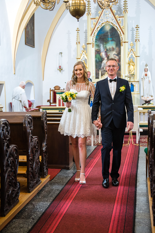 Fotografia ślubna Legnica. Przygotowania do ślubu w Legnicy. Młoda para w kościele w Legnicy.