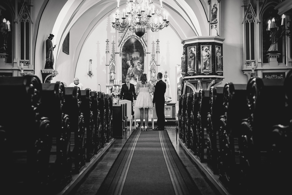 Fotografia ślubna Legnica. Przygotowania do ślubu w Legnicy. Młoda para w kościele w Legnicy.