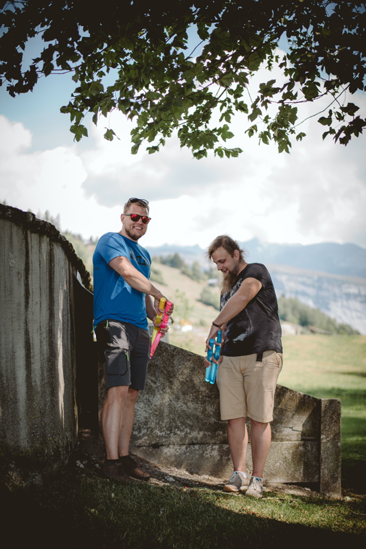 Fotograf ślubny Jelenia Góra. Sesja plenerowa w górach w Szwajcarii miasteczko Falera. Parc la Mutta.