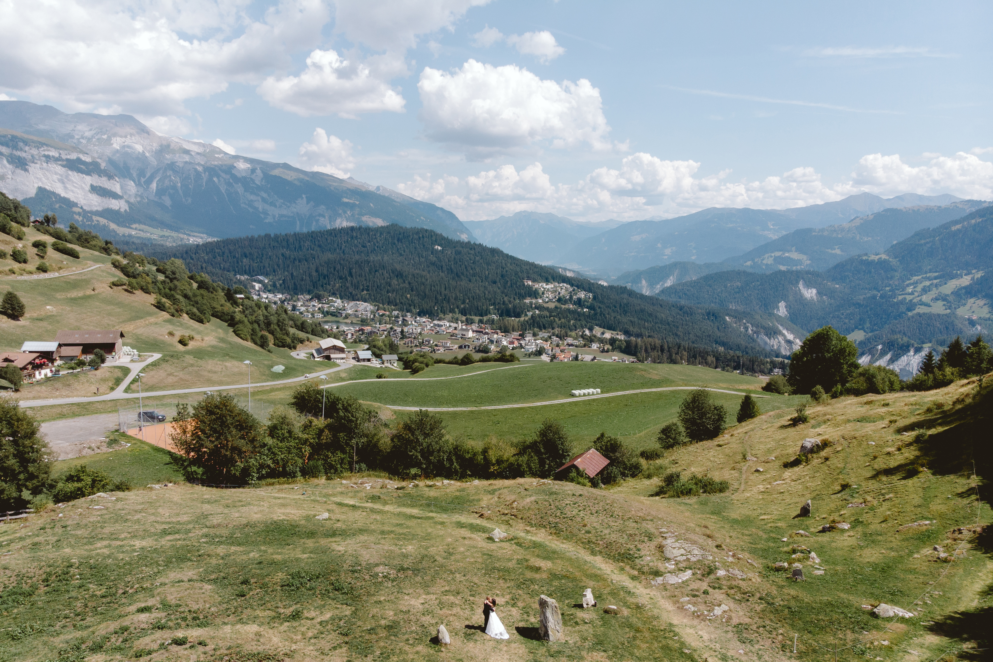 Fotograf ślubny Jelenia Góra. Sesja plenerowa w górach w Szwajcarii miasteczko Falera. Parc la Mutta.