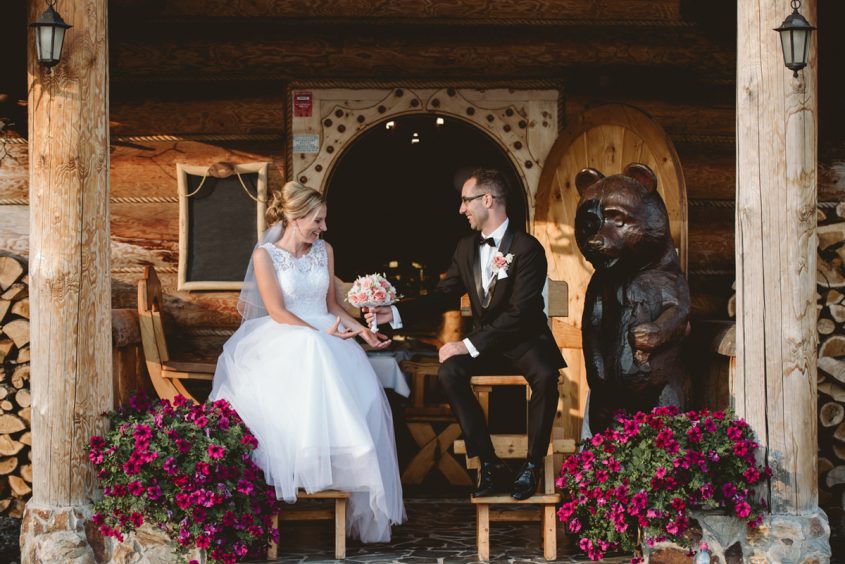 Fotografia ślubna Jeleniej Góry. Przyjęcie weselne Chatka Niedźwiadka Dziwiszów. Zdjęcia w kościele Dąbrowica.