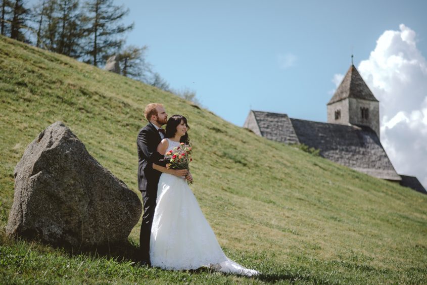 Fotograf ślubny Jelenia Góra. Sesja plenerowa w górach w Szwajcarii miasteczko Falera. Parc la Mutta.