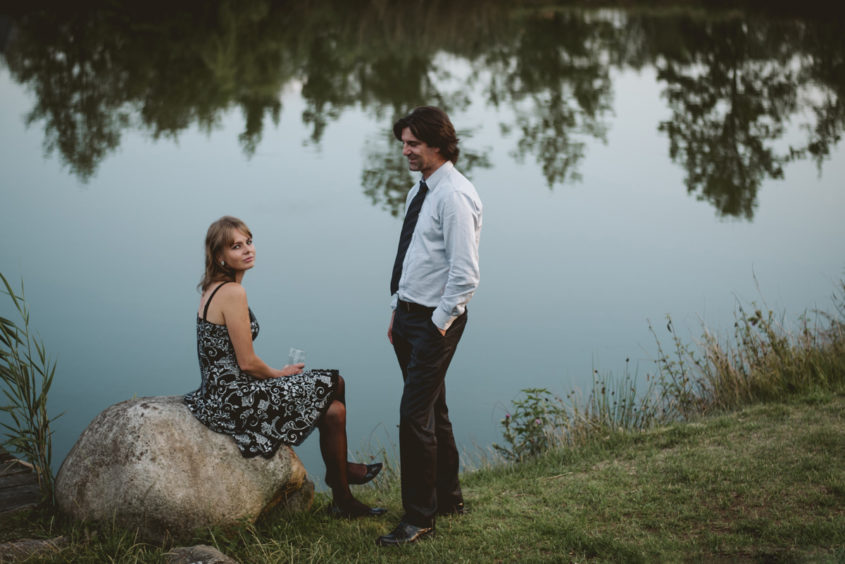 Fotografia ślubna Jeleniej Góry. Przyjęcie weselne Chatka Niedźwiadka Dziwiszów. Zdjęcia w kościele Dąbrowica.