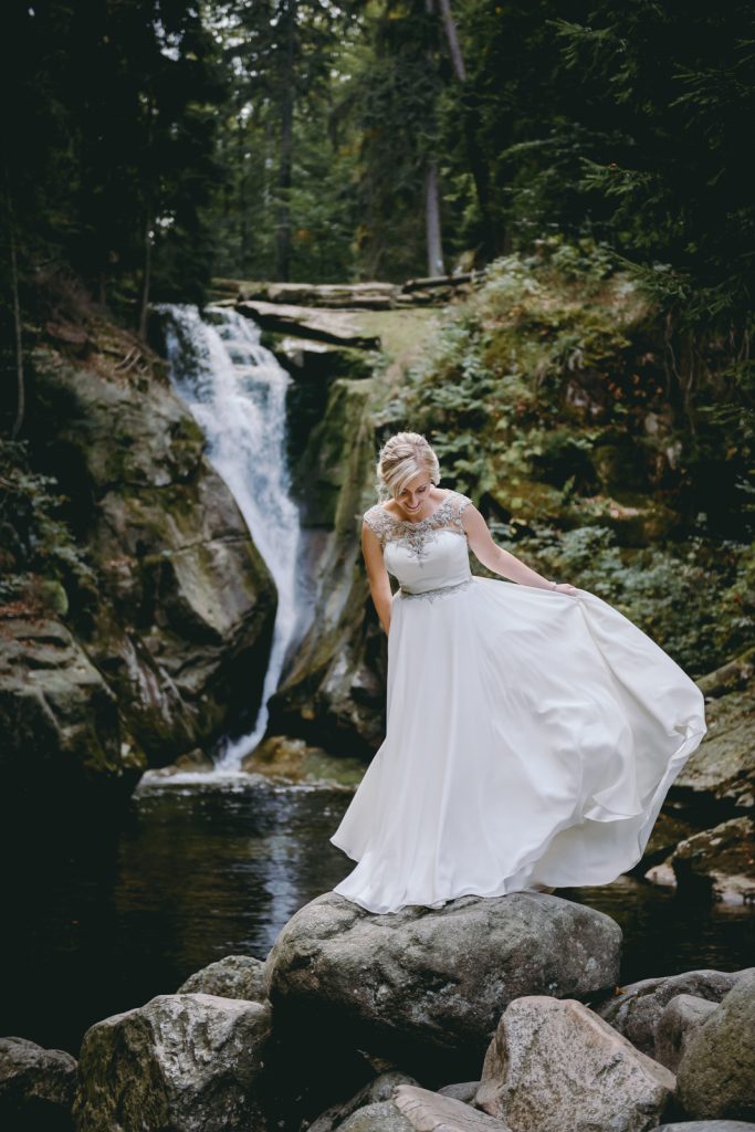 Fotograf ślubny Jelenia Góra. Sesja plenerowa wodospad szklarki Karkonosze. Zdjecia w górach. Karczma Hutnika