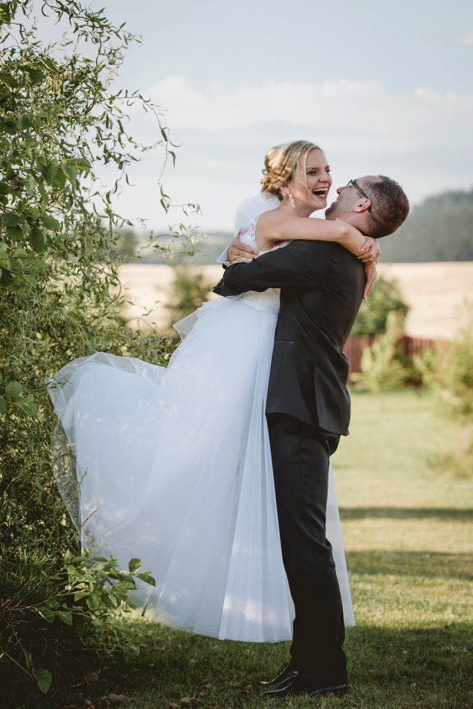 Fotografia ślubna Jeleniej Góry. Przyjęcie weselne Chatka Niedźwiadka Dziwiszów. Zdjęcia w kościele Dąbrowica.