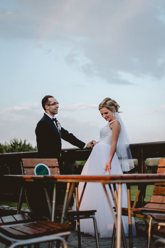 Fotografia ślubna Jeleniej Góry. Przyjęcie weselne Chatka Niedźwiadka Dziwiszów. Zdjęcia w kościele Dąbrowica.