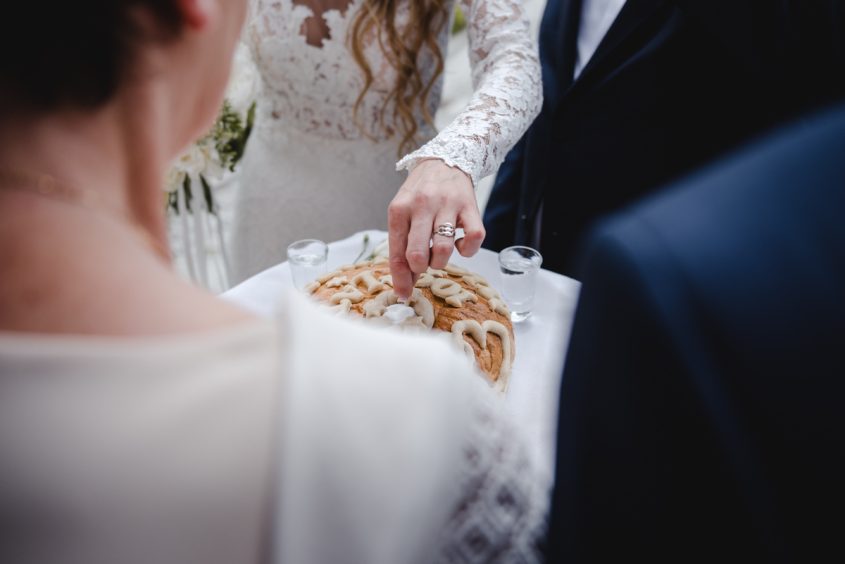 Ślub cywilny w plenerze Hotel Pałac Krotoszyce. Fotograf ślubny Legnica. Zabawa weselna w Krotoszycach.