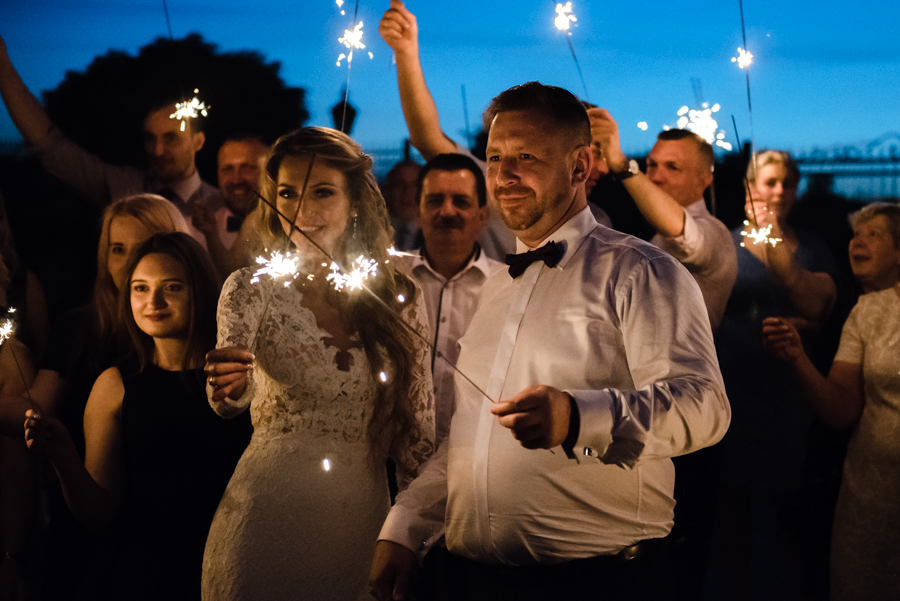 Ślub cywilny w plenerze Hotel Pałac Krotoszyce. Fotograf ślubny Legnica. Zabawa weselna w Krotoszycach.