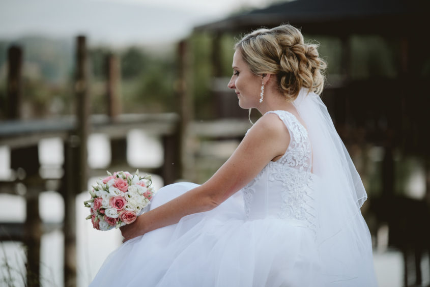 Fotografia ślubna Jeleniej Góry. Przyjęcie weselne Chatka Niedźwiadka Dziwiszów. Zdjęcia w kościele Dąbrowica.