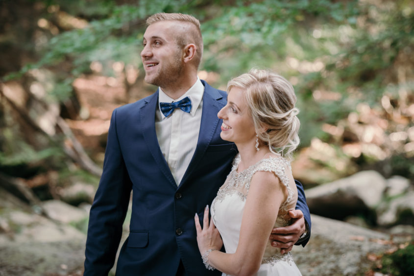 Fotograf ślubny Jelenia Góra. Sesja plenerowa wodospad szklarki Karkonosze. Zdjecia w górach. Karczma Hutnika