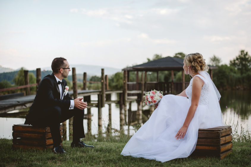 Fotografia ślubna Jeleniej Góry. Przyjęcie weselne Chatka Niedźwiadka Dziwiszów. Zdjęcia w kościele Dąbrowica.