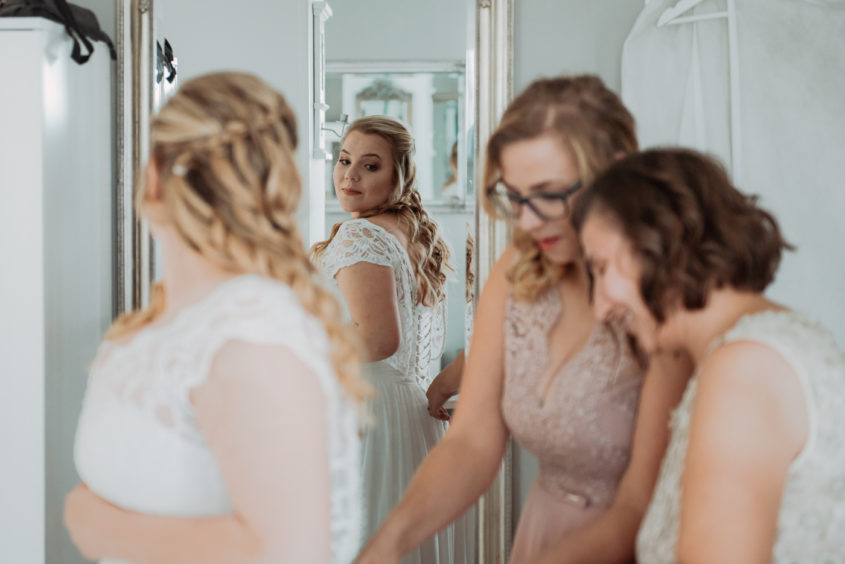 Fotograf Jelenia Góra. Fotografia Ślubna Jelenia Góra. Zdjęcia ślubne Dwór Korona Karkonoszy Sosnówka. Młoda para