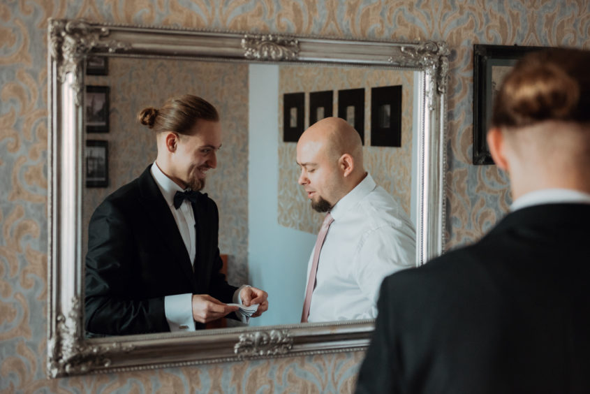 Fotograf Jelenia Góra. Fotografia Ślubna Jelenia Góra. Zdjęcia ślubne Dwór Korona Karkonoszy Sosnówka. Młoda para