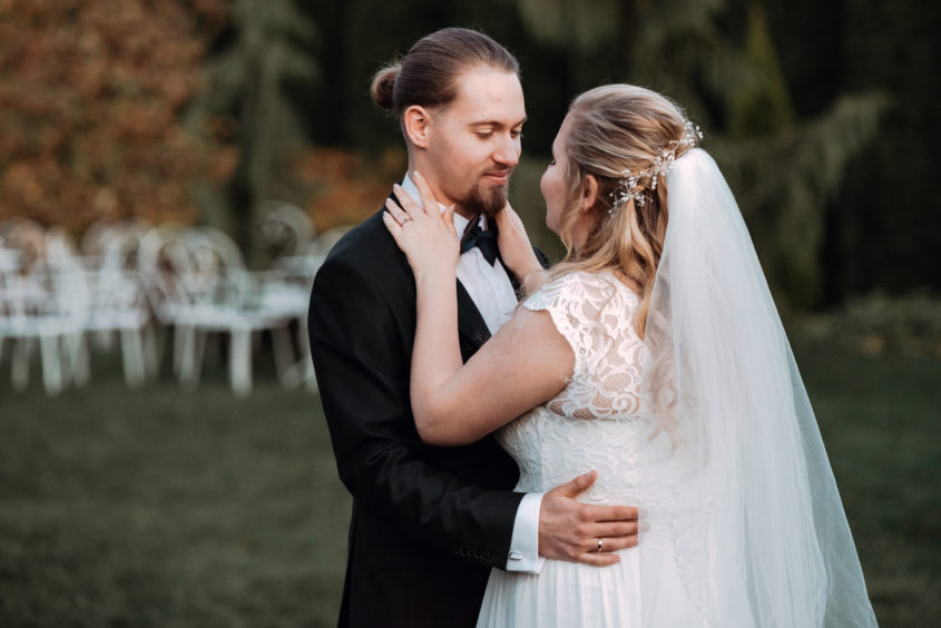 Fotograf Jelenia Góra. Fotografia Ślubna Jelenia Góra. Zdjęcia ślubne Dwór Korona Karkonoszy Sosnówka. Młoda para