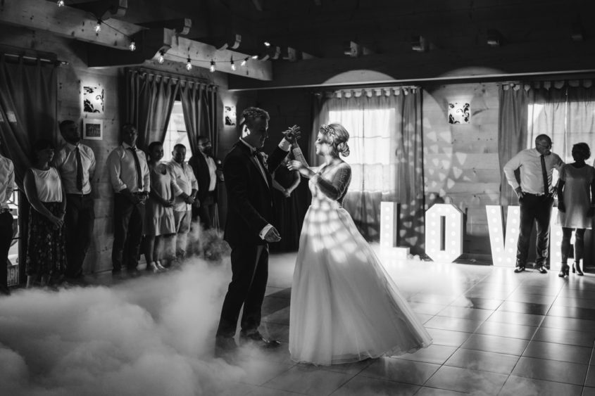 Przyjęcie weselne Karczma Gniewków. Fotografia ślubna Karczma Gniewków. Młoda para. Zdjęcia ślubne. Wesele Kostrzyca