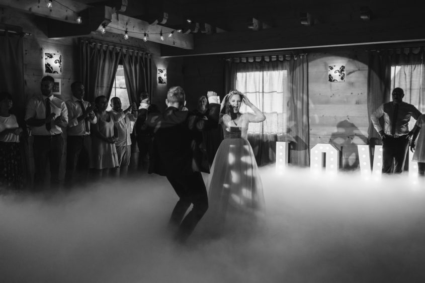 Przyjęcie weselne Karczma Gniewków. Fotografia ślubna Karczma Gniewków. Młoda para. Zdjęcia ślubne. Wesele Kostrzyca