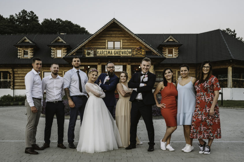 Przyjęcie weselne Karczma Gniewków. Fotografia ślubna Karczma Gniewków. Młoda para. Zdjęcia ślubne. Wesele Kostrzyca