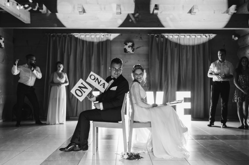 Przyjęcie weselne Karczma Gniewków. Fotografia ślubna Karczma Gniewków. Młoda para. Zdjęcia ślubne. Wesele Kostrzyca