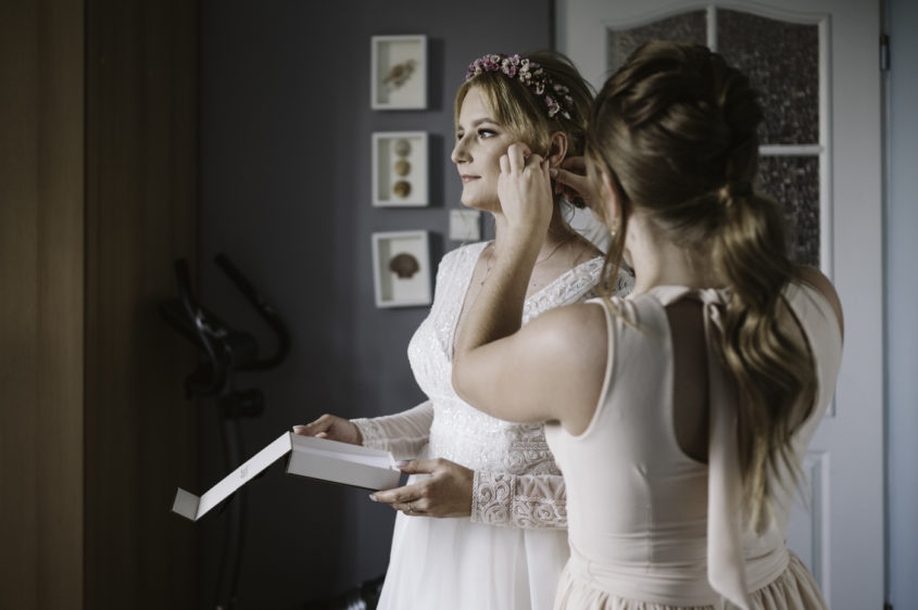 Przygotowania do ślubu Kaczorów. Para młoda. Fotograf Jelenia Góra. Kaczorów. Fotografia ślubna Jelenia Góra