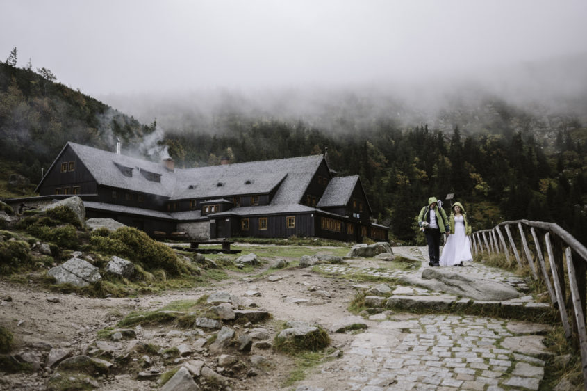 Sesja plenerowa Karpacz. Sesja plenerowa schronisko Samotnia. Zdjęcia ślubne Karpacz. Sesja plenerowa w górach.