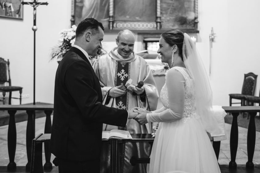 Ślub kościelny Karpacz. Zdjęcia ślubne Karpacz. Młoda para. Kościół Najświętszego serca Pana Jezusa Karpacz. Wesele